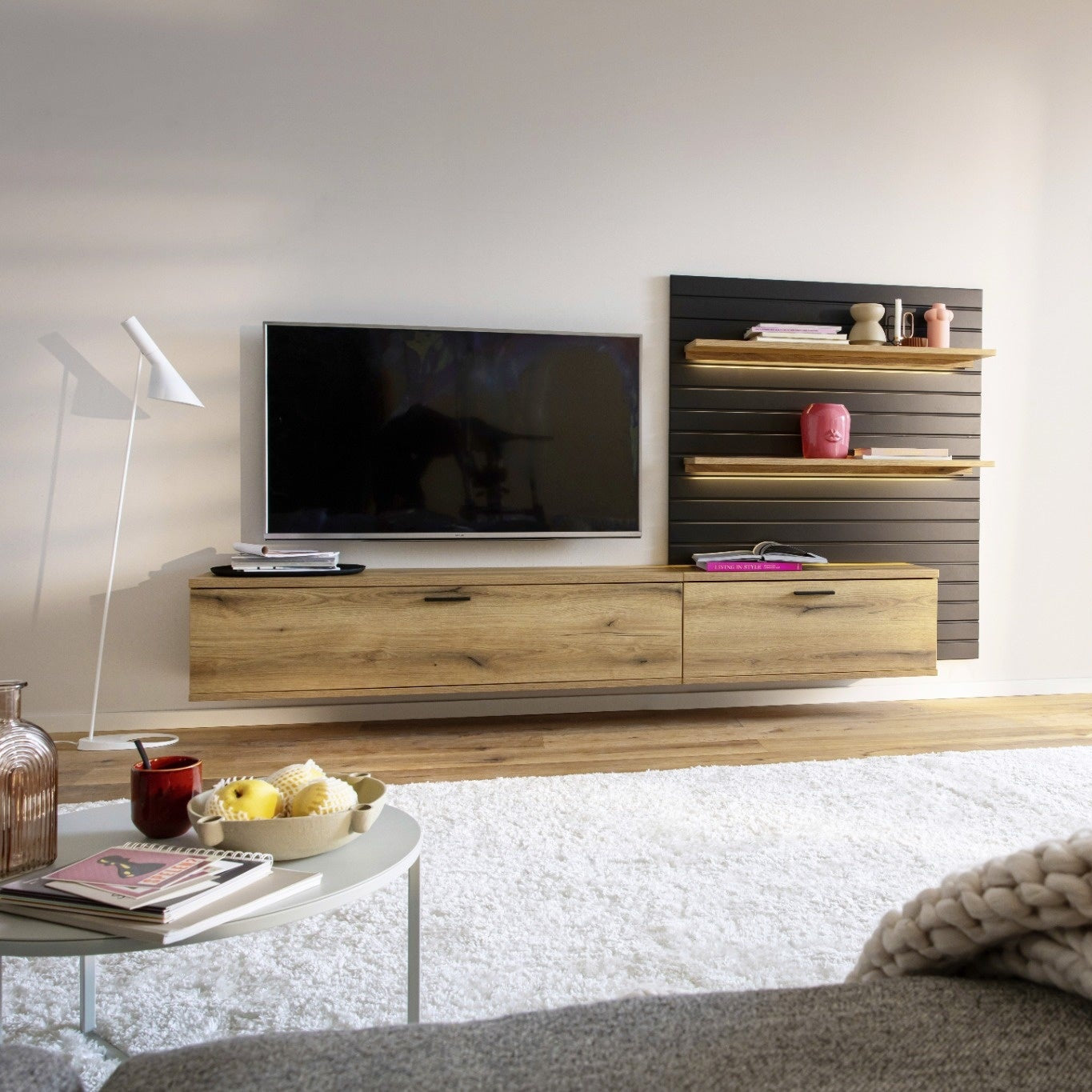 Eine moderne hängende Holz Wohnwand frontal