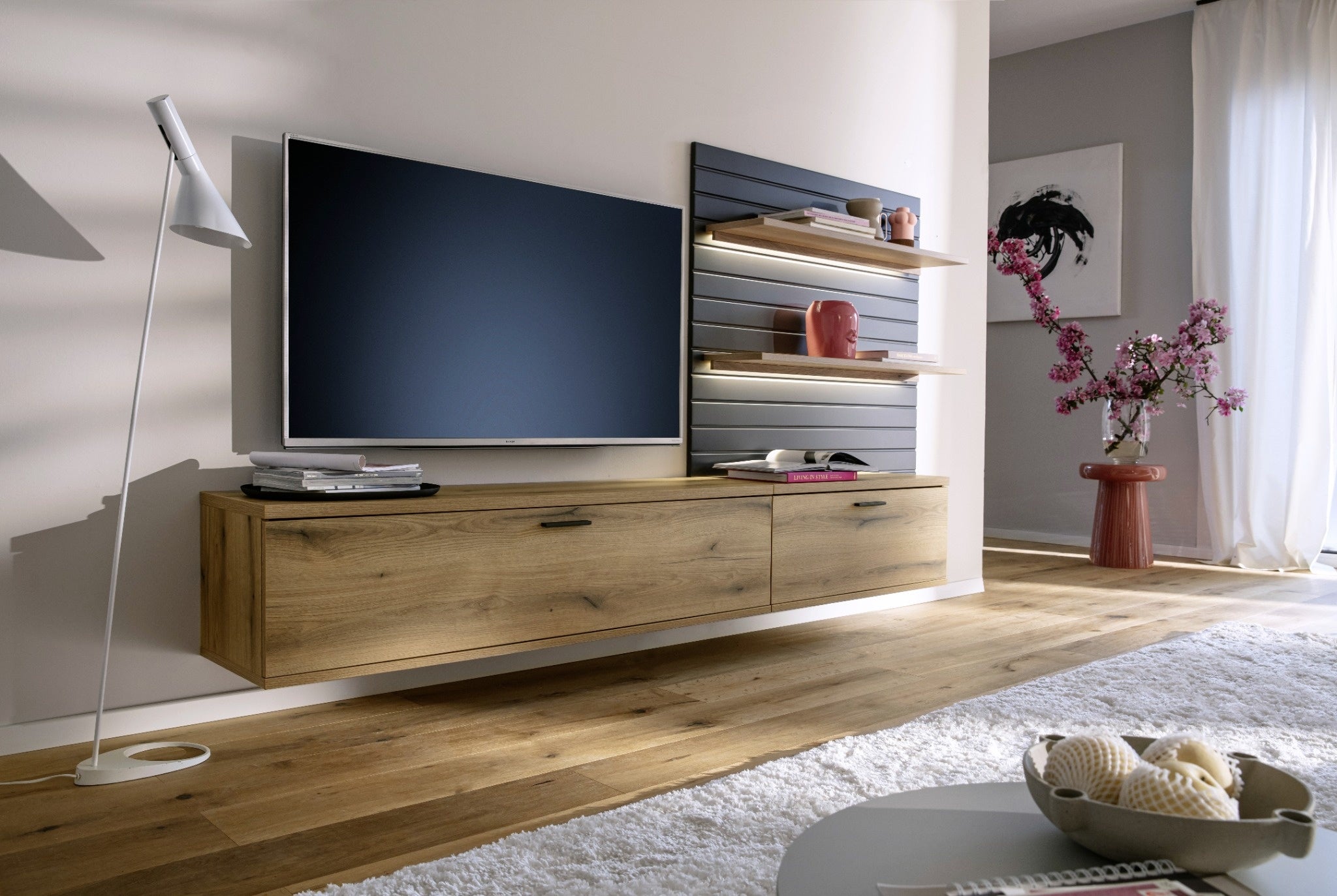 Eine moderne hängende Holz Wohnwand